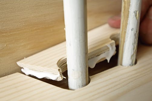 Samling med "kile" i gulvbræt: Sæt kilen på plads med rigelig hvid snedkerlim Samling med "kile" i gulvbræt: Sæt kilen på plads med rigelig hvid snedkerlim